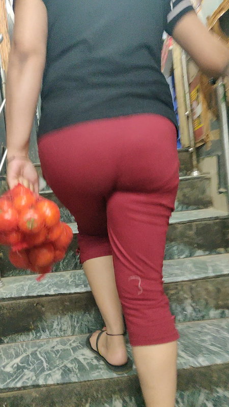 Desi housewife round ass show in tight pajamas