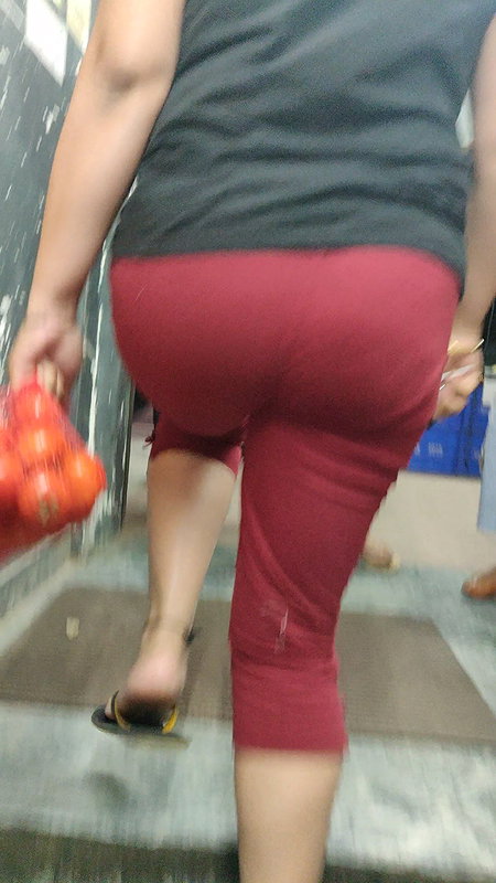 Desi housewife round ass show in tight pajamas