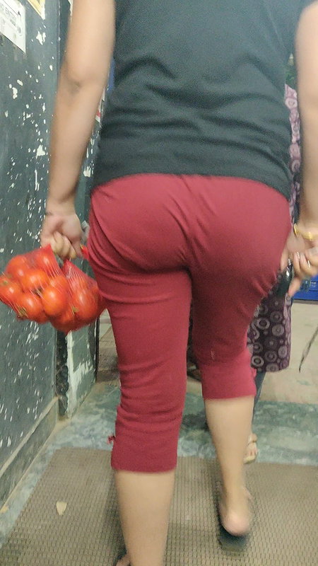 Desi housewife round ass show in tight pajamas