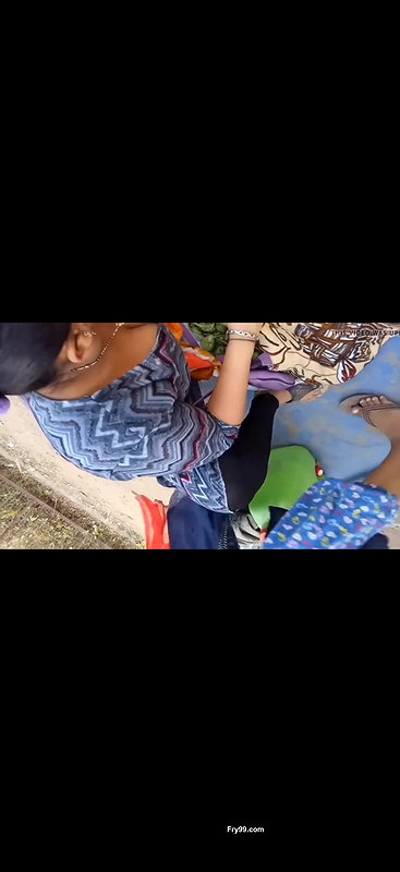 Desi MILF downblouse melons show in market