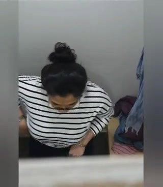 Desi MILF hanging boobs in pink bra captured in trial room