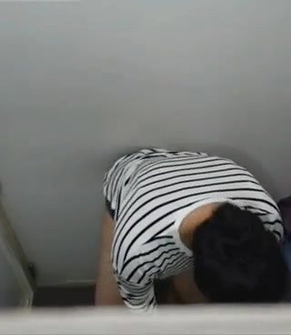 Desi MILF hanging boobs in pink bra captured in trial room