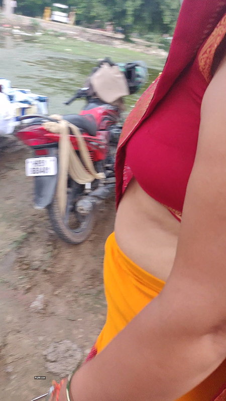 Desi MILF hot Boobs and Milky body candid capture in market