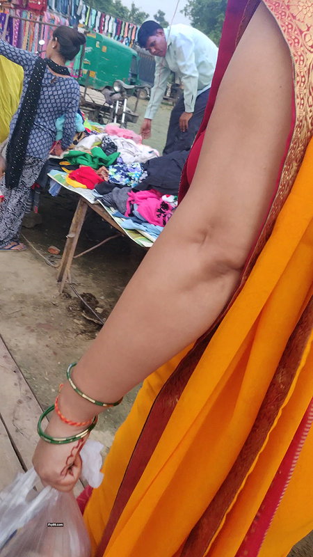 Desi MILF hot Boobs and Milky body candid capture in market