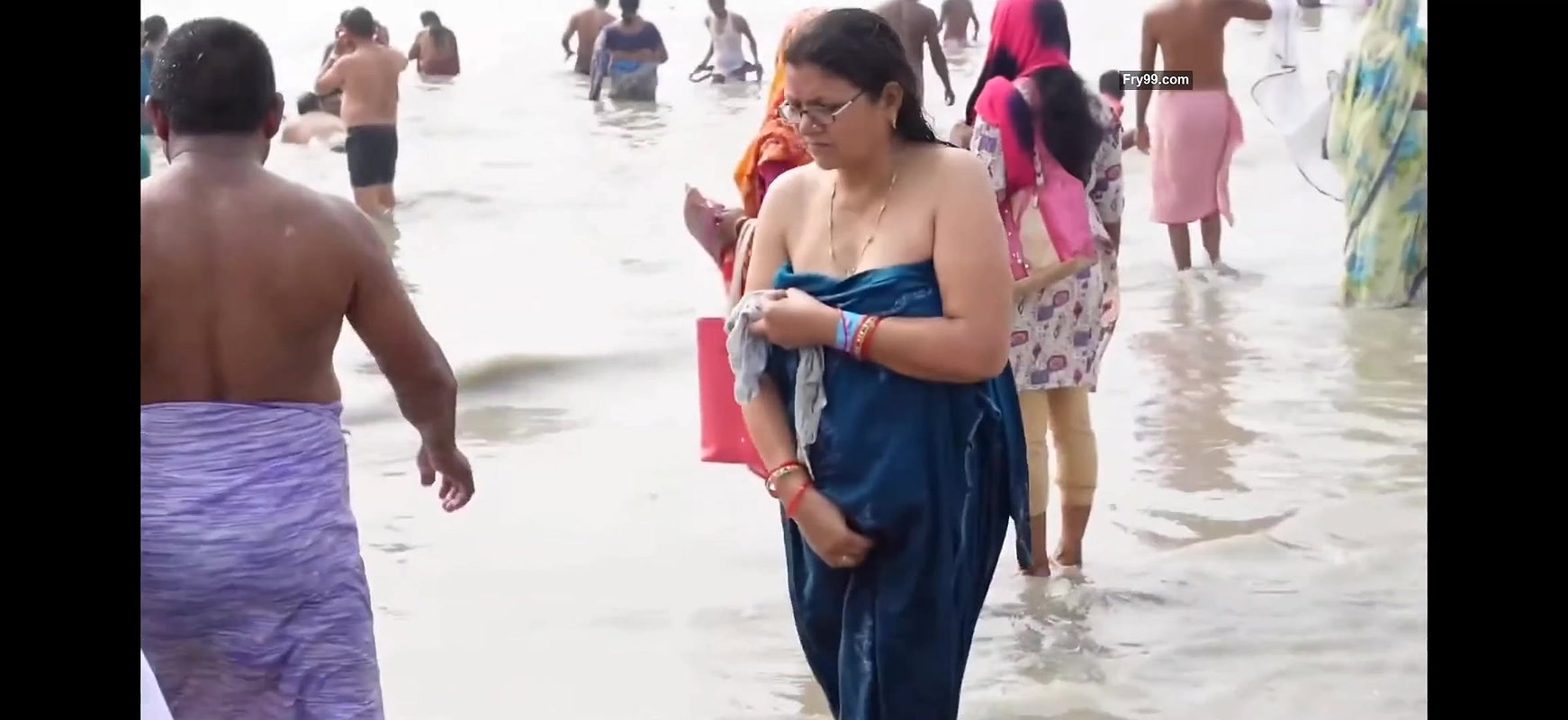 Desi milf nude back show in bathing ghat