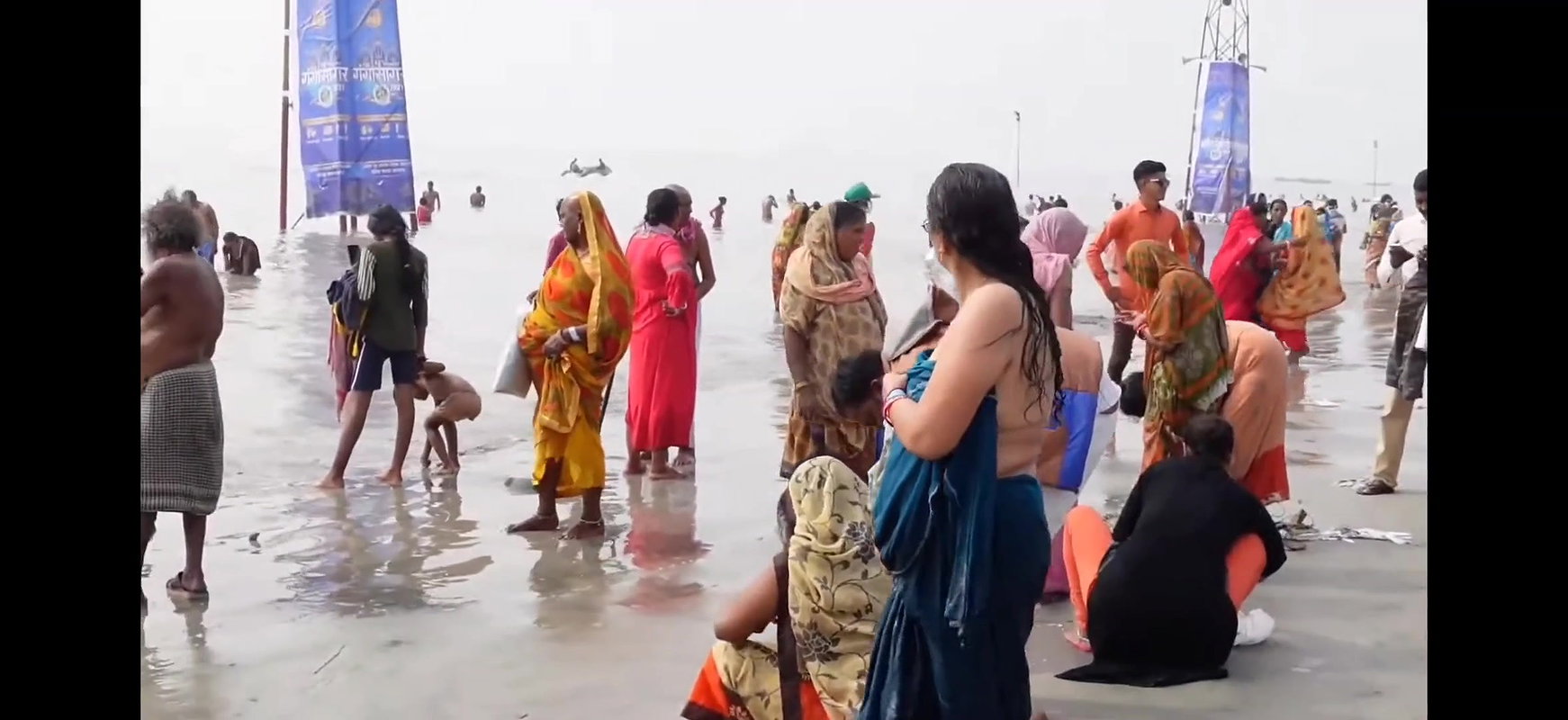 Desi milf nude back show in bathing ghat