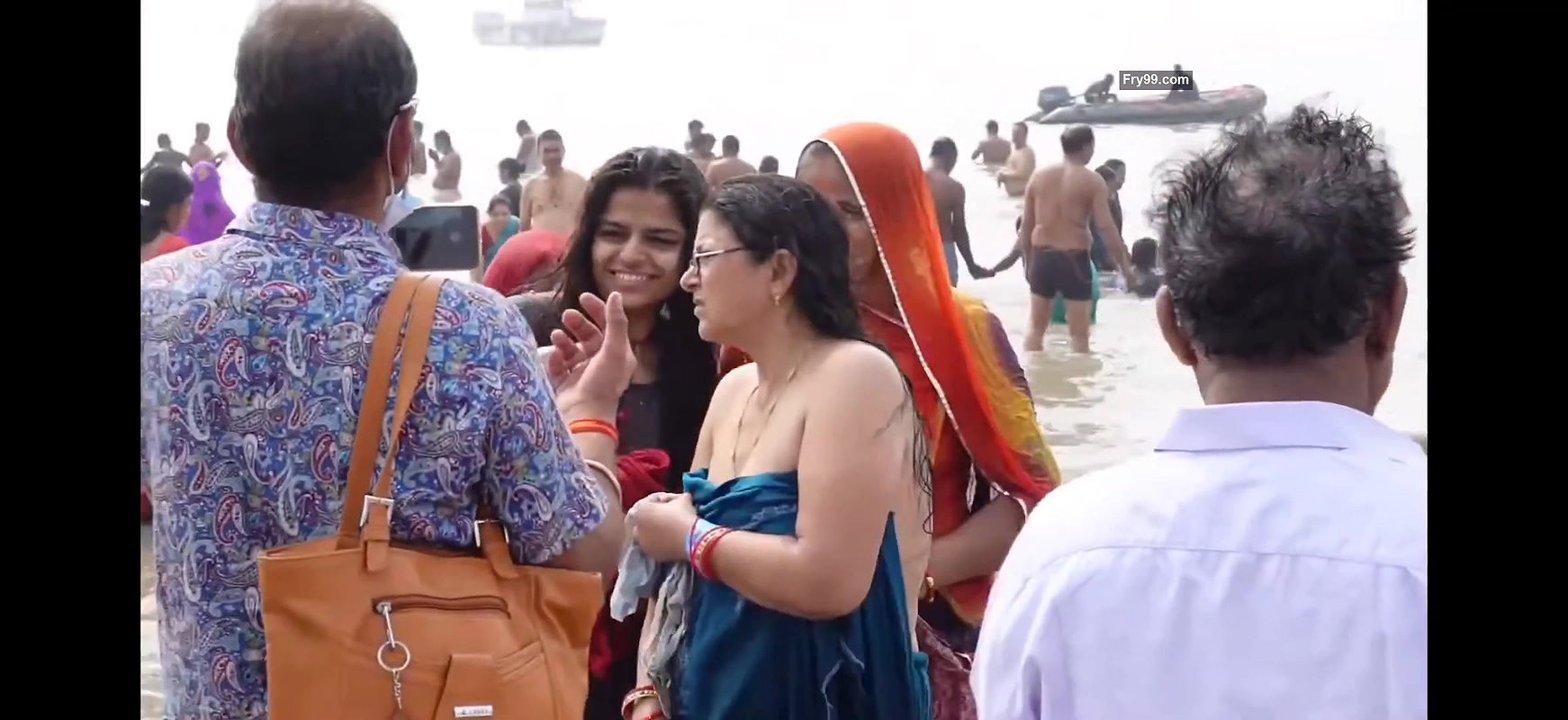 Desi milf nude back show in bathing ghat