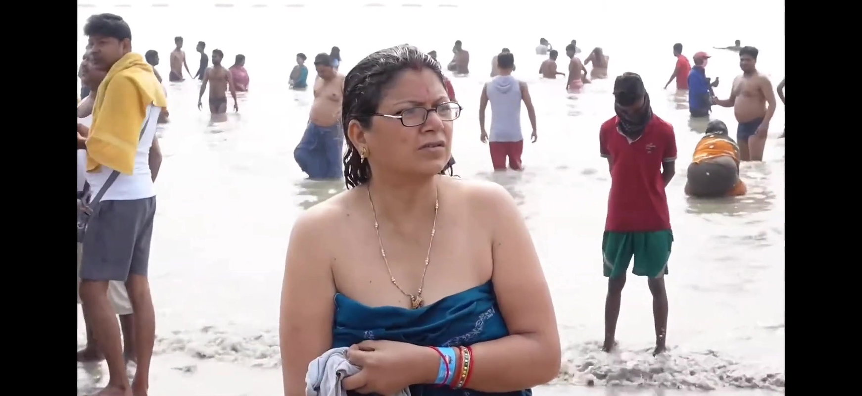 Desi milf nude back show in bathing ghat