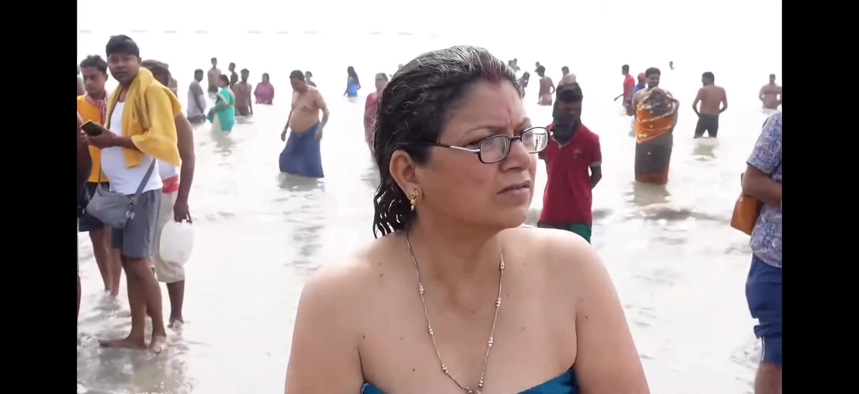 Desi milf nude back show in bathing ghat
