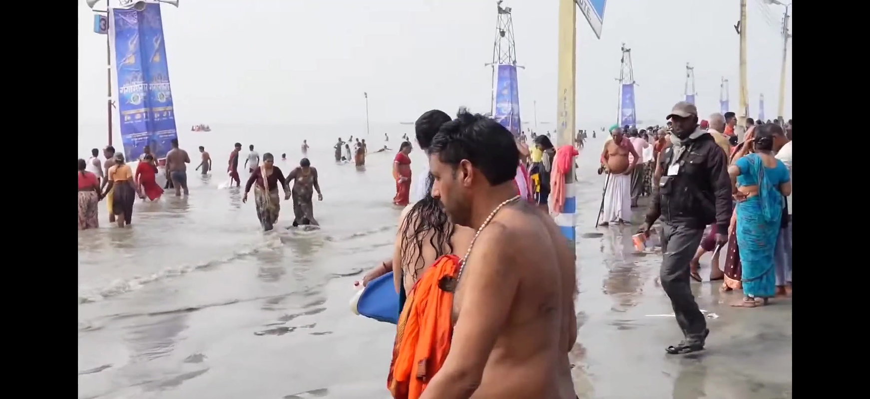 Desi milf nude back show in bathing ghat