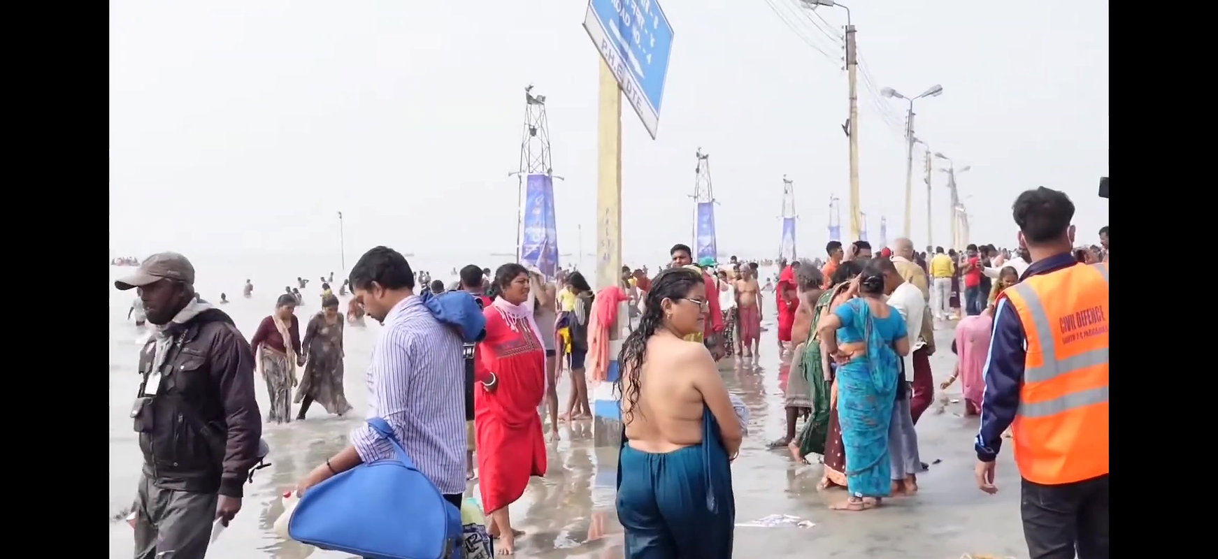 Desi milf nude back show in bathing ghat