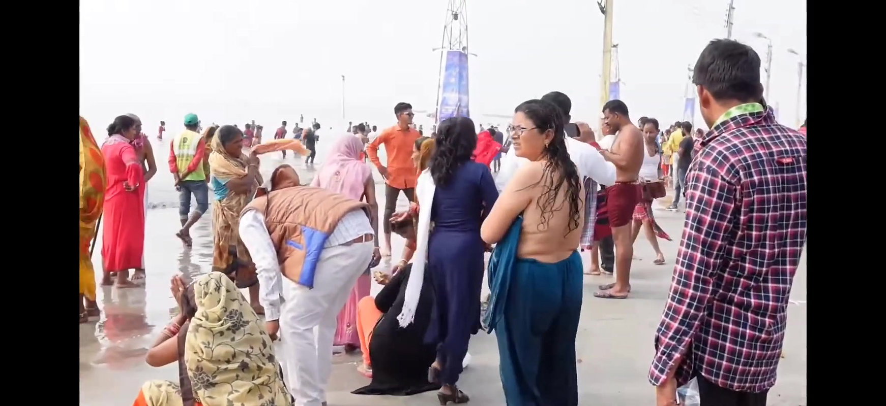 Desi milf nude back show in bathing ghat