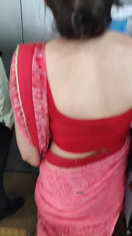 Desi slim babe milky back and black bra visible clearly