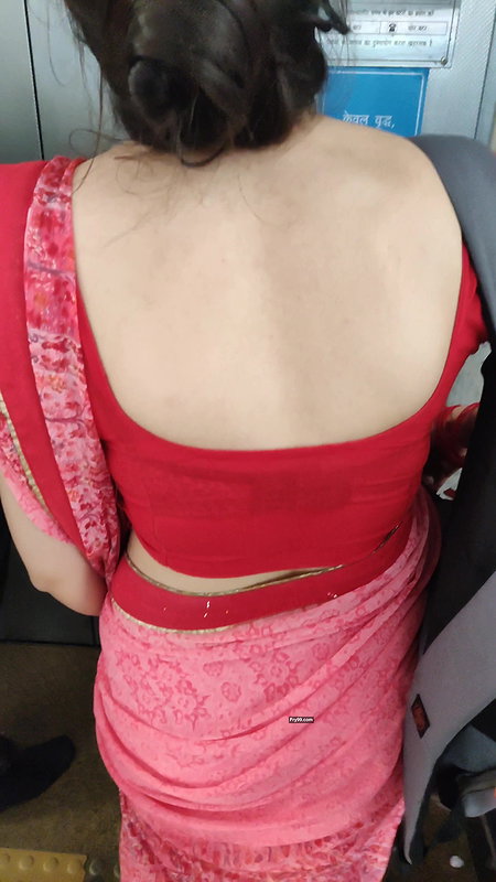 Desi slim babe milky back and black bra visible clearly