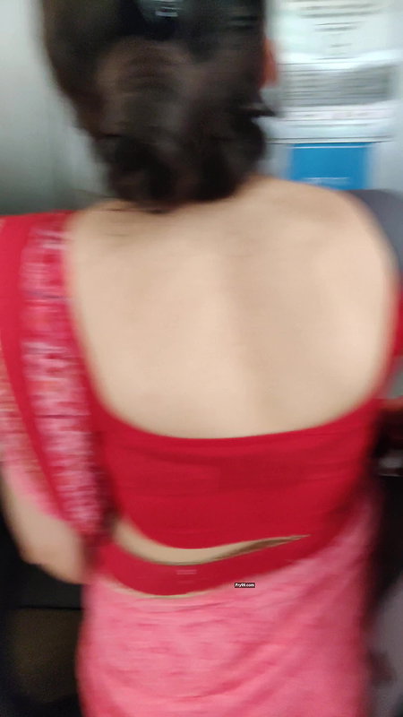 Desi slim babe milky back and black bra visible clearly