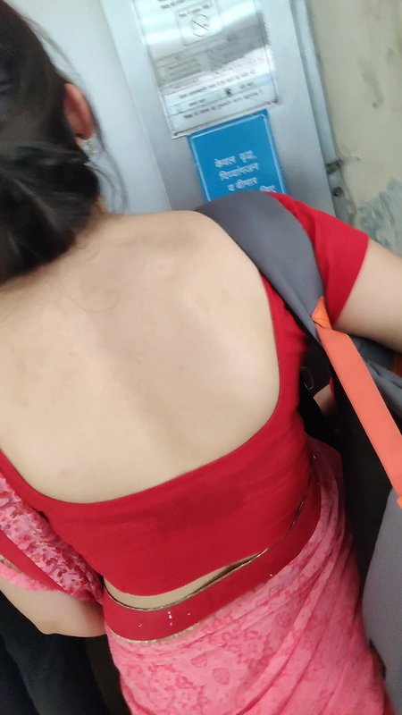 Desi slim babe milky back and black bra visible clearly