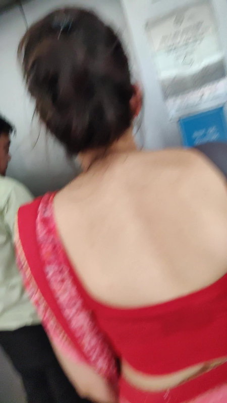 Desi slim babe milky back and black bra visible clearly