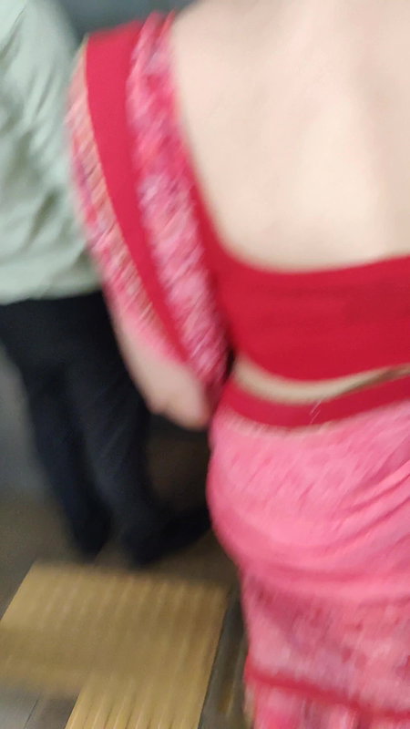 Desi slim babe milky back and black bra visible clearly