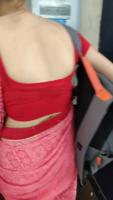 Desi slim babe milky back and black bra visible clearly