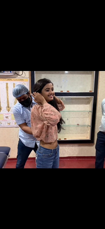 Desi slim beautiful babe navel show