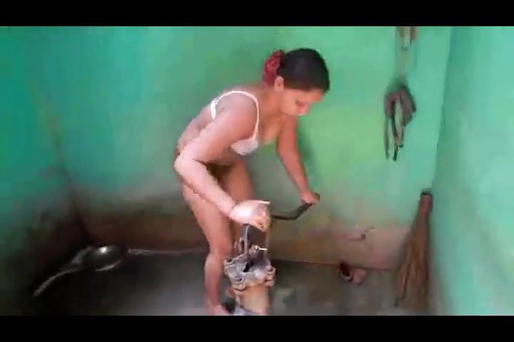 desi village bhabhi washing clothes 2