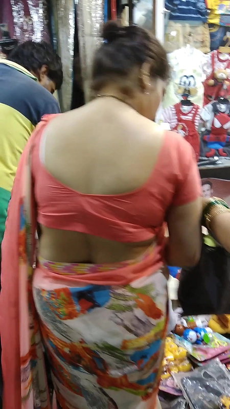 Desi woman milky back show with scratch marks