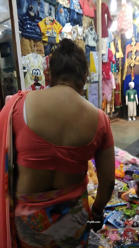 Desi woman milky back show with scratch marks
