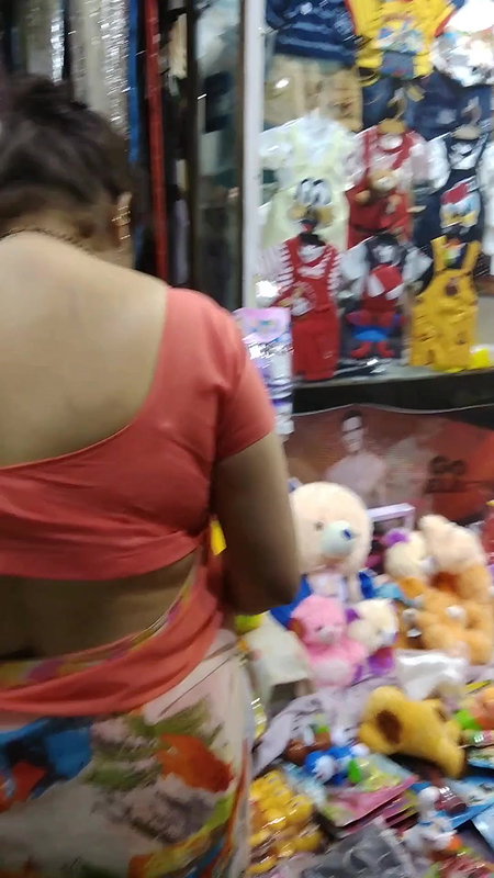 Desi woman milky back show with scratch marks