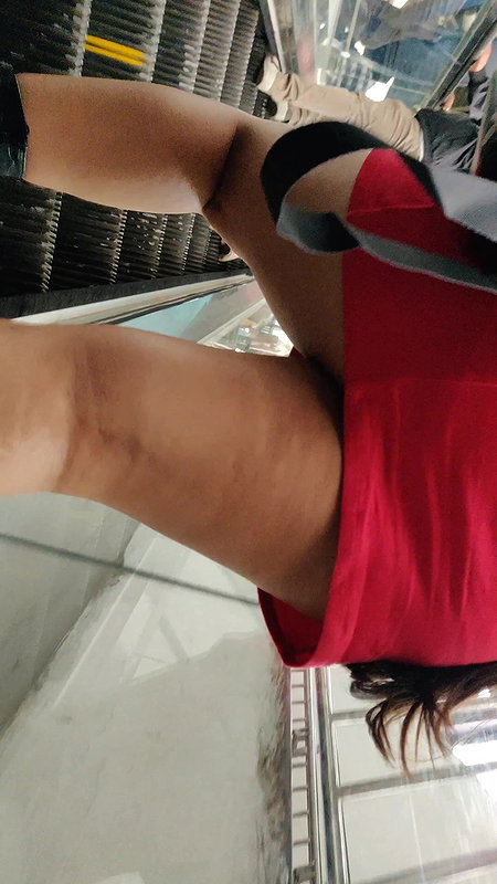 Desi young babe fleshy thighs closeup on escalator