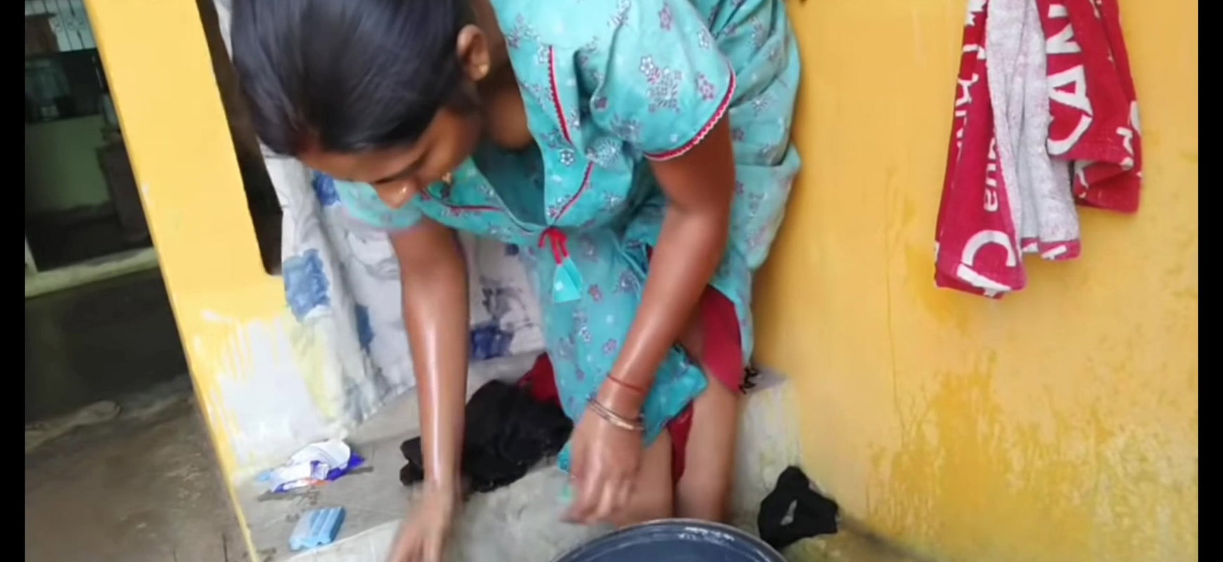 Downblouse boob and nip show