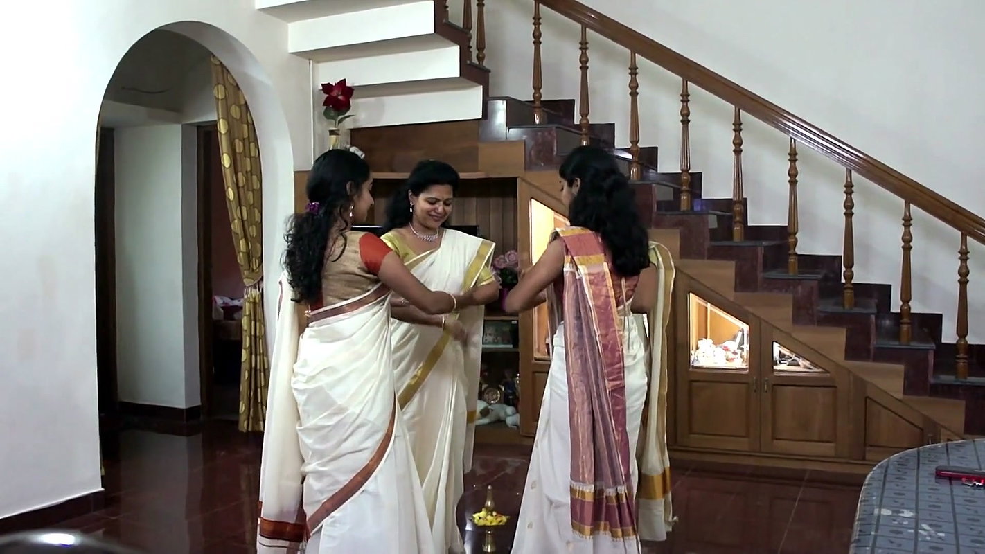 Hot Girl navel during Thiruvathira.mkv