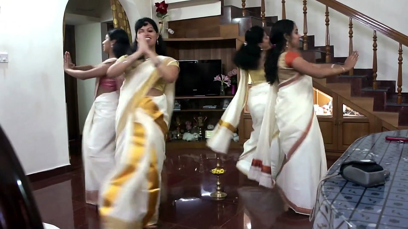 Hot Girl navel during Thiruvathira.mkv