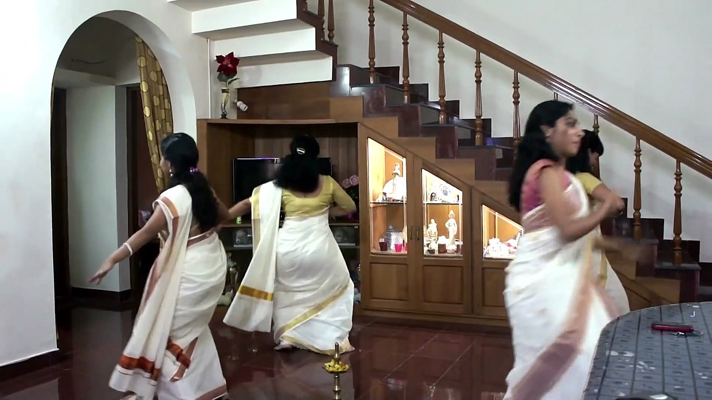 Hot Girl navel during Thiruvathira.mkv