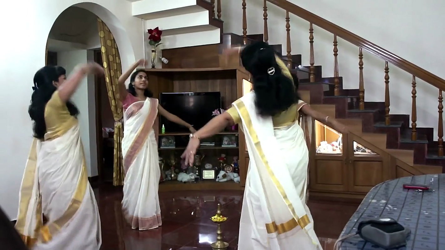 Hot Girl navel during Thiruvathira.mkv