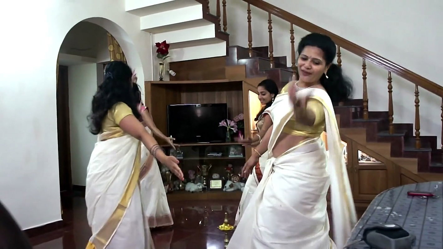 Hot Girl navel during Thiruvathira.mkv