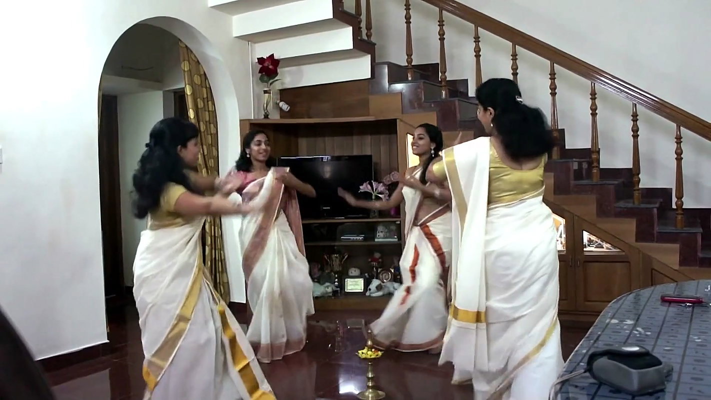 Hot Girl navel during Thiruvathira.mkv