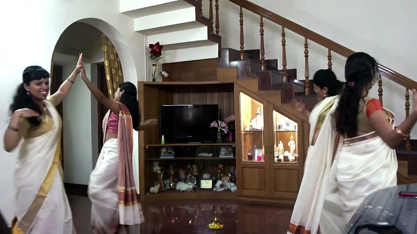 Hot Girl navel during Thiruvathira.mkv