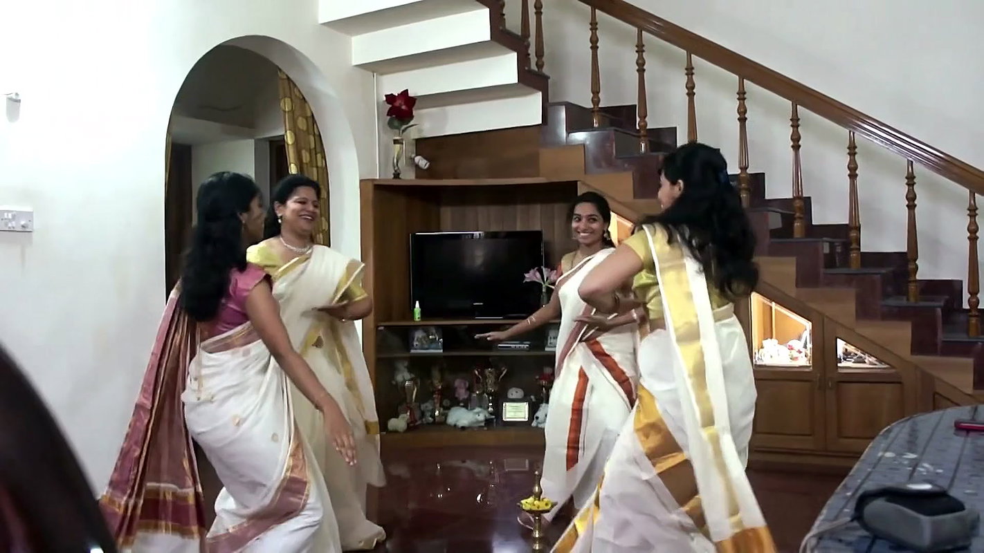 Hot Girl navel during Thiruvathira.mkv