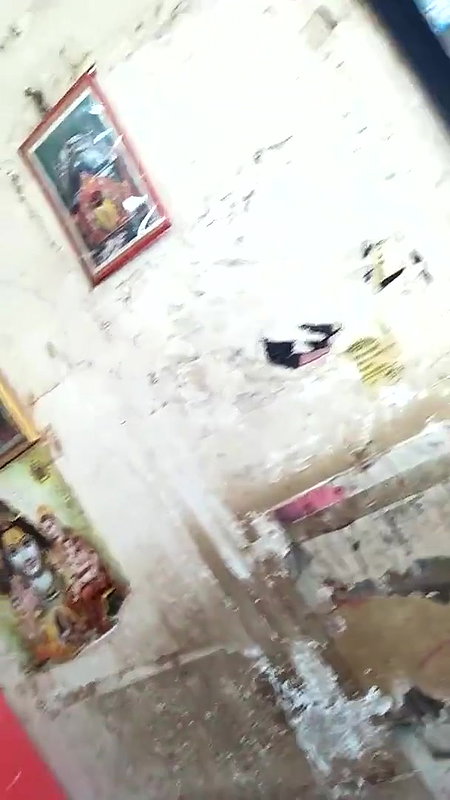 Lady shopkeeper huge cleavage n boob show