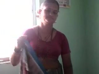 mature bhabhi wearing saree