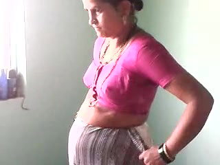 mature bhabhi wearing saree