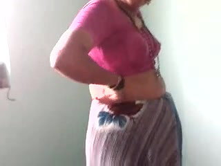 mature bhabhi wearing saree