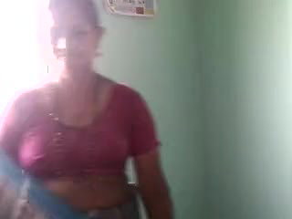 mature bhabhi wearing saree