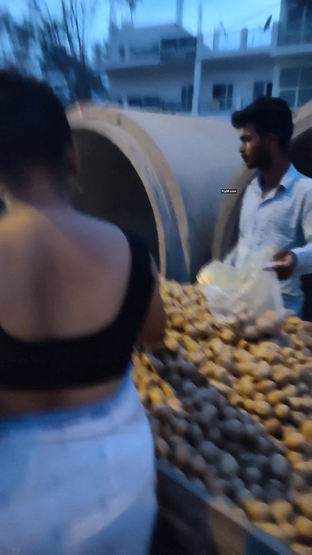 Saree babe sweaty back show on street