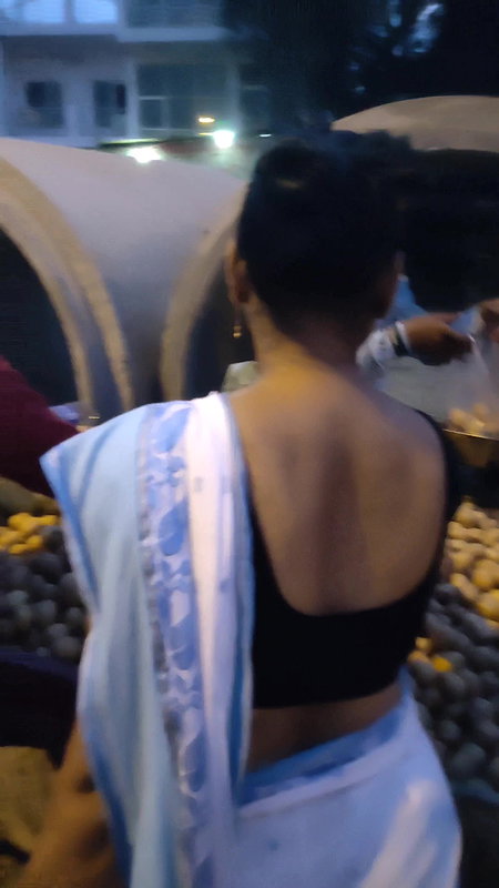 Saree babe sweaty back show on street