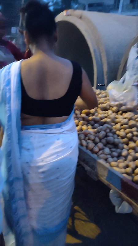 Saree babe sweaty back show on street