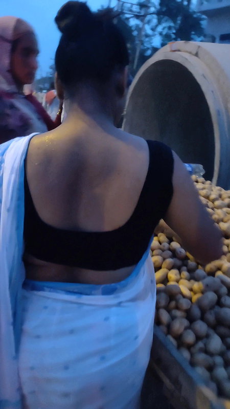 Saree babe sweaty back show on street