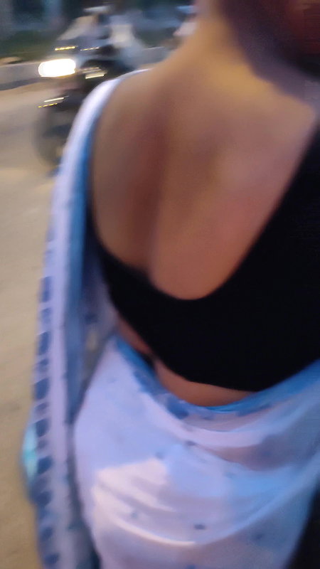 Saree babe sweaty back show on street