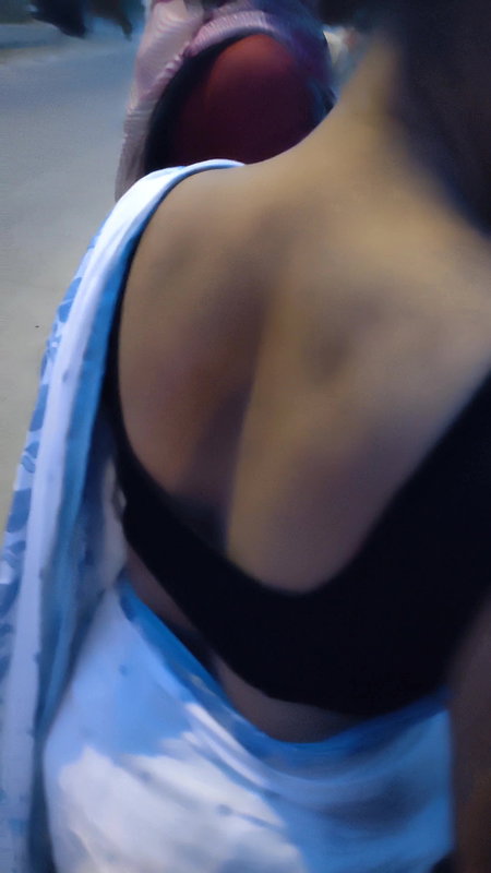 Saree babe sweaty back show on street