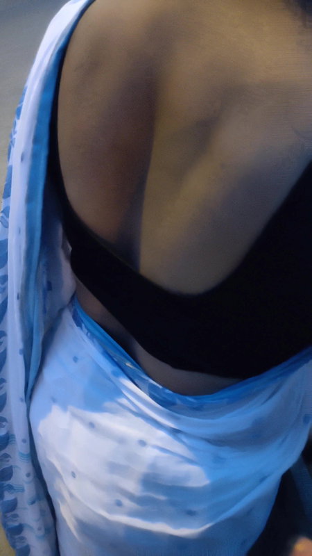 Saree babe sweaty back show on street